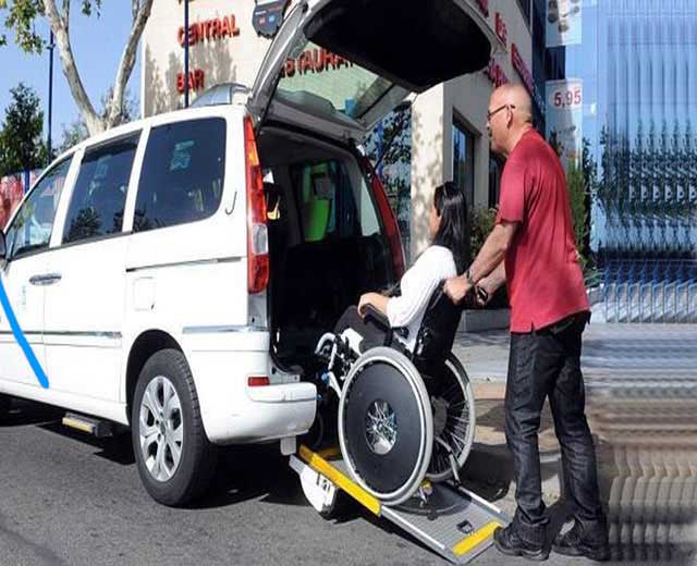 Taxi disponible tipo gran monovolumen adaptado para discapacitados